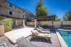 A stone building with a pool, lounge chairs, and a pergola. - Casa Chiara, Your Holiday Home with pool in Motovun, Istria (Motovun)