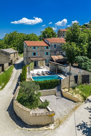 A stone building with a swimming pool, surrounded by greenery and a clear sky. - Casa Chiara I Istrian Escape with Pool & Garden near Motovun (Motovun)