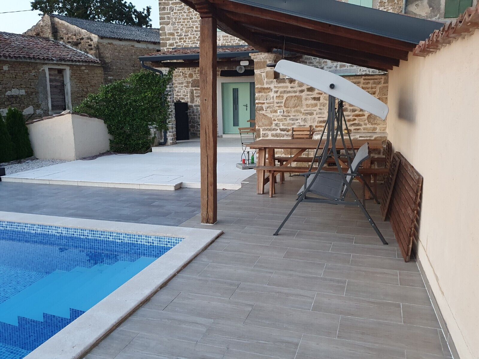 Außenansicht des Ferienhauses Casa Chiara in Motovun mit privatem Garten und Terrasse