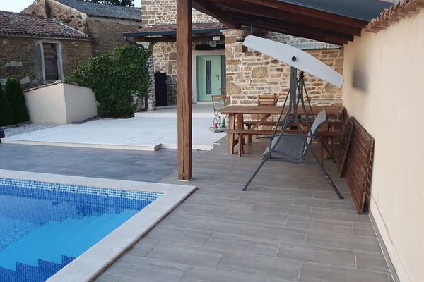 Außenansicht des Ferienhauses Casa Chiara in Motovun mit privatem Garten und Terrasse