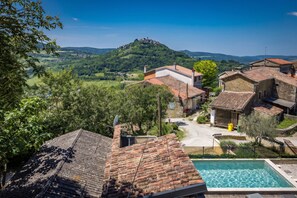 A residential area with a swimming pool, terracotta roofs, and a hilltop view. - Casa Chiara, Your Holiday Home with pool in Motovun, Istria (Motovun)
