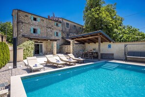 A stone building with a swimming pool, lounge chairs, and a covered patio area. - Casa Chiara, Your Holiday Home with pool in Motovun, Istria (Motovun)