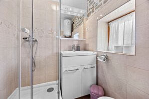 Shower, hair dryer, towels - Casa Chiara, Your Holiday Home with pool in Motovun, Istria (Motovun)
