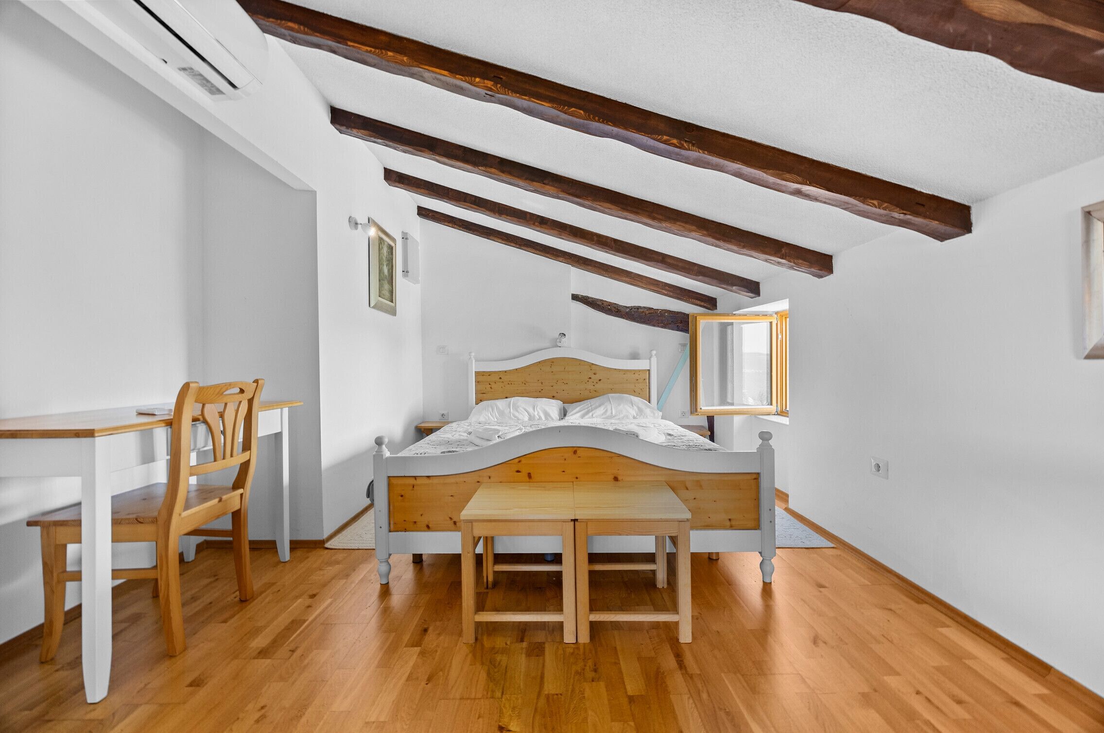 3 slaapkamers, een strijkplank/strijkijzer, gratis wifi, beddengoed