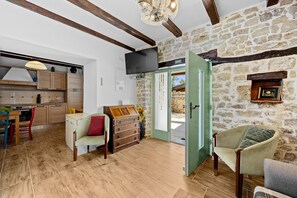 TV - Casa Chiara, Your Holiday Home with pool in Motovun, Istria (Motovun)