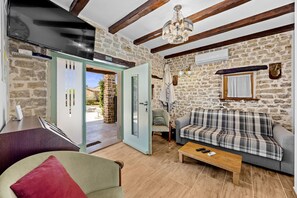TV - Casa Chiara, Your Holiday Home with pool in Motovun, Istria (Motovun)