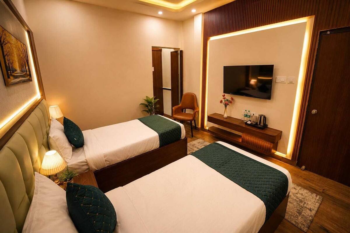 Deluxe-Zweibettzimmer, Stadtblick | Bügeleisen/Bügelbrett, kostenloses WLAN