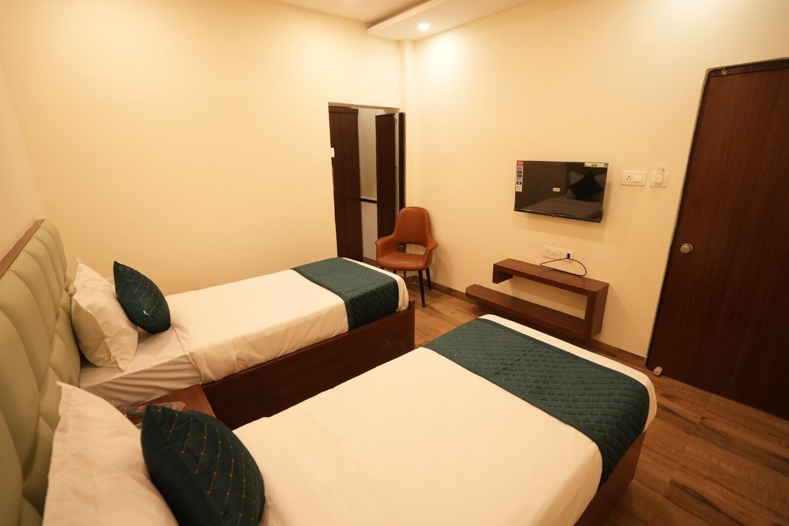 Deluxe Twin Room, City View | Iron/ironing board, free WiFi