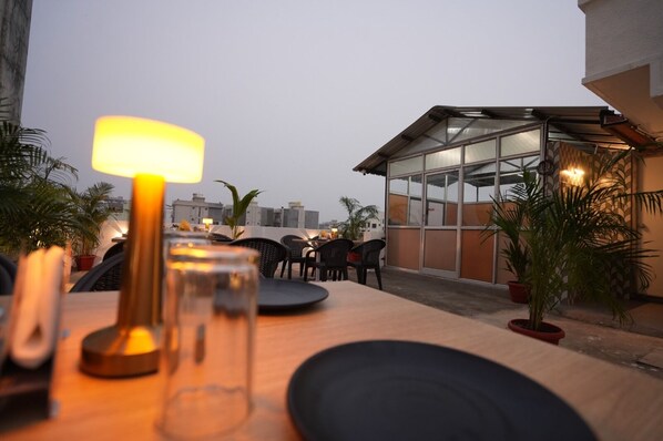 Outdoor dining - Hotel Royal Villa (Nagpur)