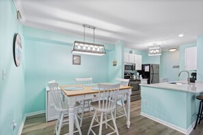 Signature Condo, 1 Bedroom, Non Smoking, Garden View | In-room dining - Colony Club G5 (Gulf Shores)