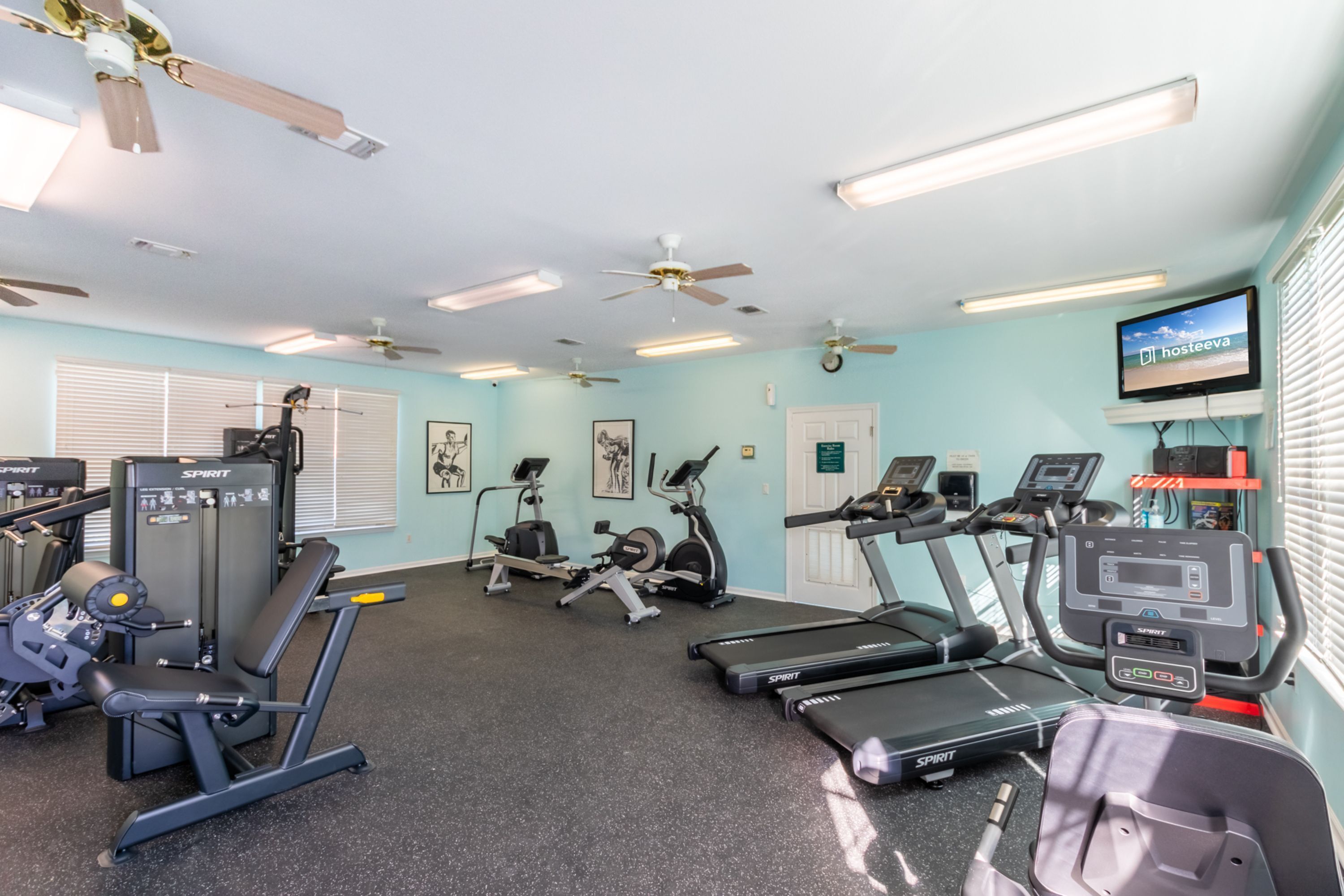 Ein Fitnessstudio mit unterschiedlichen Trainingsgeräten, darunter Laufbänder und Kraftgeräte, mit Neonbeleuchtung.
