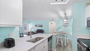 Signature Condo, 1 Bedroom, Non Smoking, Garden View | Private kitchen | Fridge, microwave, oven, stovetop