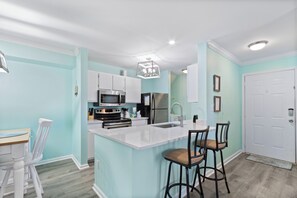 Signature Condo, 1 Bedroom, Non Smoking, Garden View | Private kitchen | Fridge, microwave, oven, stovetop - Colony Club G5 (Gulf Shores)