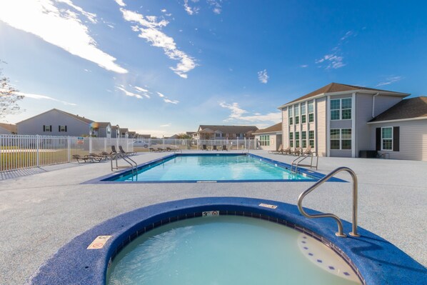 Outdoor pool - Colony Club G5 (Gulf Shores)