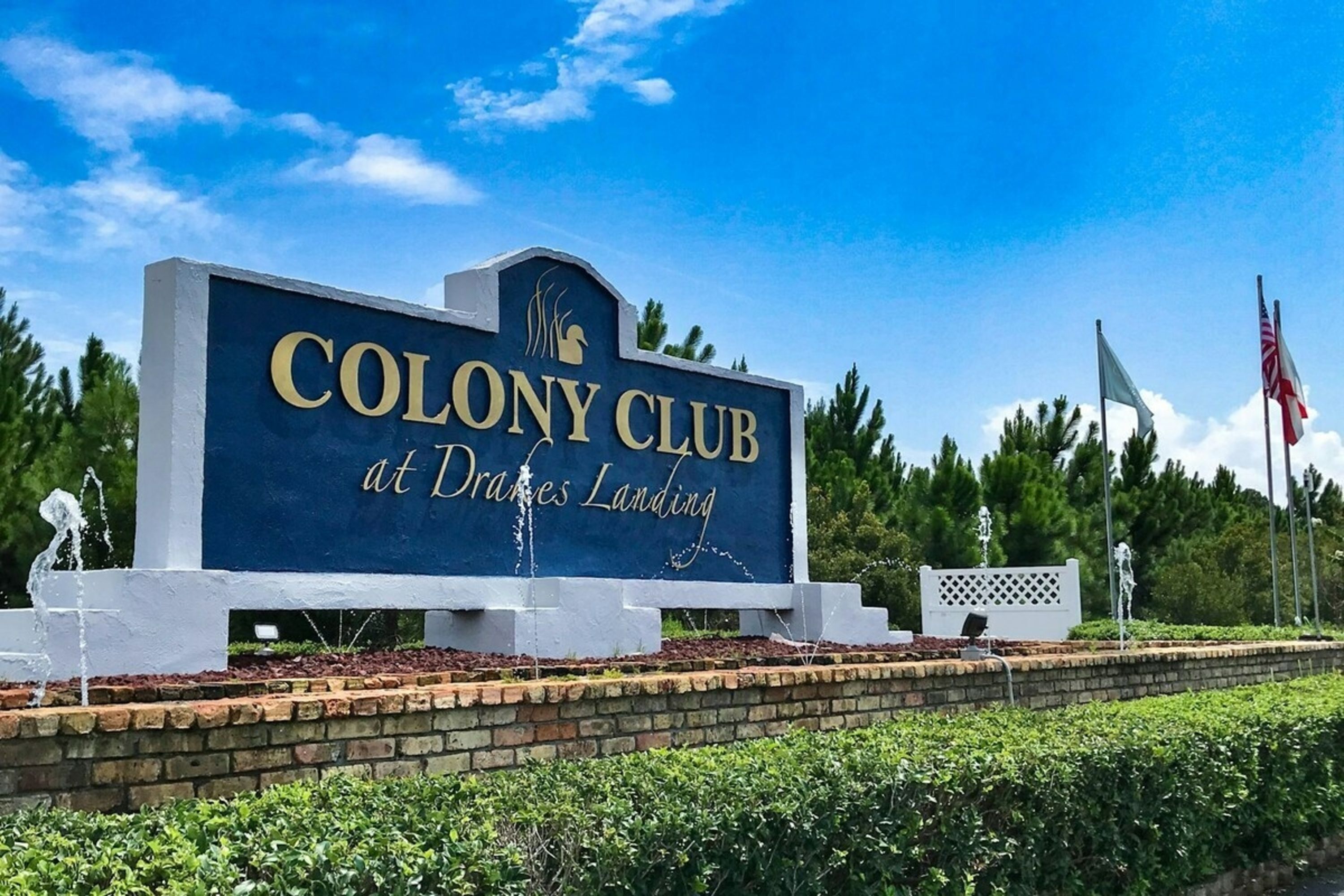 Naamplaatje voor de Colony Club in Drakes Landing.