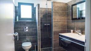 Regadera, toallas, papel de baño 