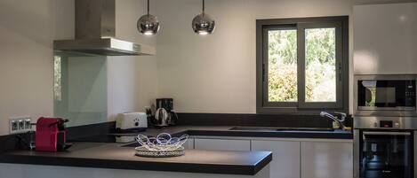 Køleskab, mikrobølgeovn, ovn, kogeplade