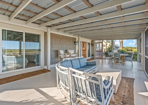 Dolphin Point: Beautiful bungalow w/private dock