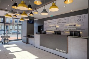 Reception - Premier Inn Hannover City Centre (Hannover)