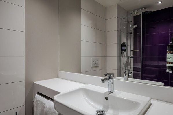 Superior Double Room | Bathroom | Soap, toilet paper - Premier Inn Hannover City Centre (Hannover)