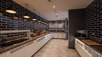 بوفيه فطور يوميًا بتكلفة قدرها (17.9 EUR للشخص)