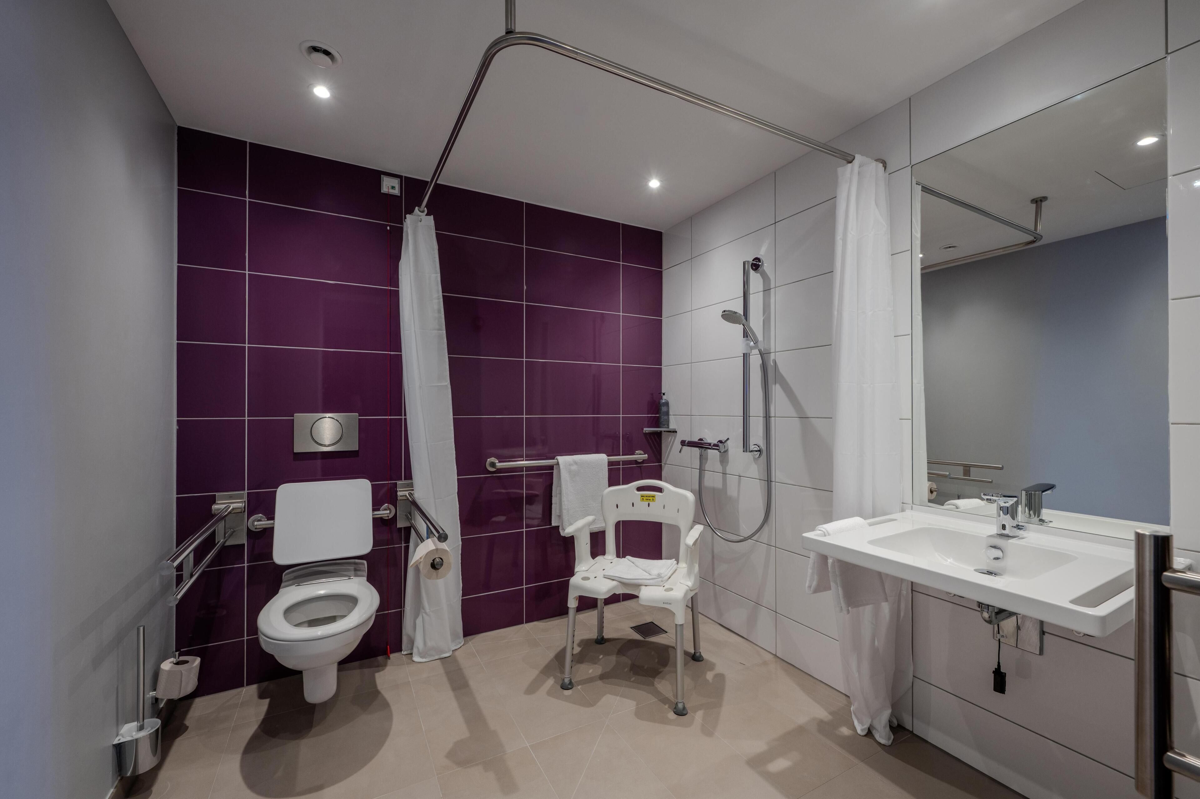 Un baño moderno con inodoro, ducha y lavamanos.