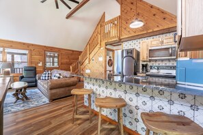 Cabin, 2 Bedrooms | Private kitchen | Fridge, oven, coffee/tea maker, toaster - Er39 2 Bedroom Cabin (Pigeon Forge)
