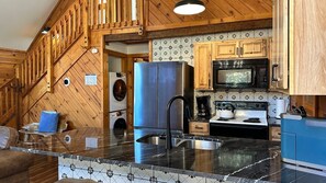 Cabana, 2 quartos | Cozinha privada | Geladeira, fogão, cafeteira/chaleira, torradeira