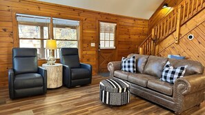 Cabin, 2 phòng ngủ | Khu phòng khách | Smart TV 