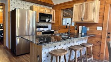 Kabin, 2 kamar tidur | Dapur pribadi | Lemari es, oven, mesin pembuat kopi/teh, dan pemanggang roti