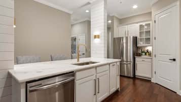 Condo, 2 habitaciones | Cocina privada | Refrigerador, horno, cafetera y tetera y tostadora