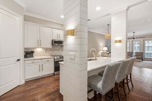 Condo, 2 quartos | Cozinha privada | Geladeira, fogão, cafeteira/chaleira, torradeira