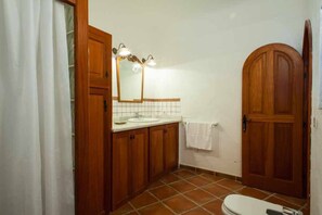 Towels, toilet paper - Rural House - Cueva del Pastor. Disconnect in the middle of nature (Artenara)