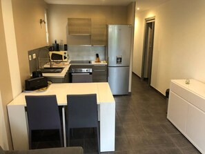 Kühlschrank, Mikrowelle, Ofen, Wasserkocher mit Kaffee-/Teezubehör