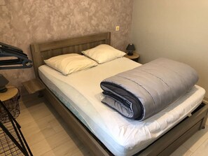 Tabla de planchar con plancha, wifi gratis y ropa de cama 