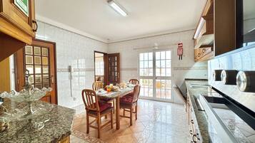 Microwave, dishwasher, coffee/tea maker, cookware/dishes/utensils