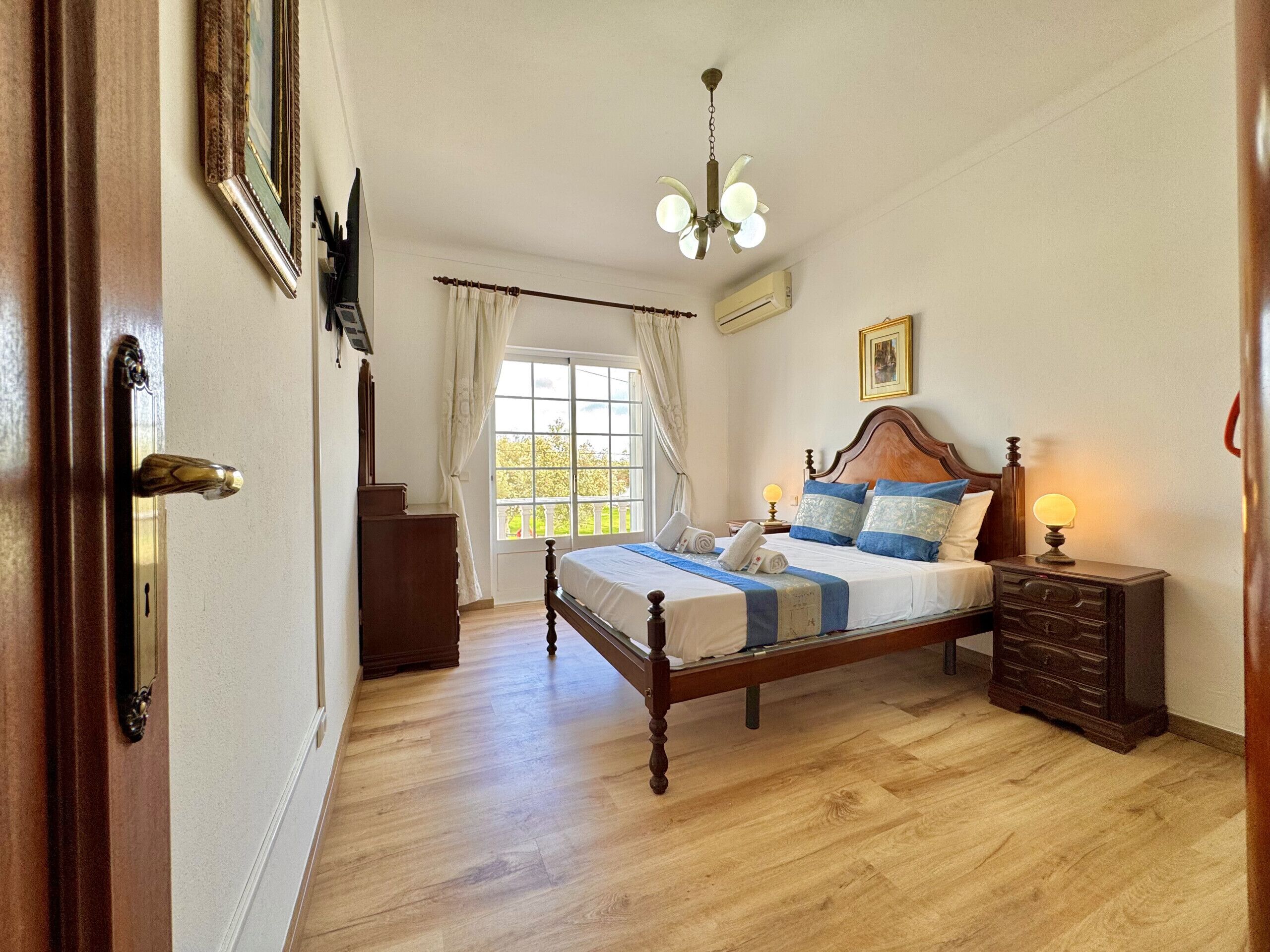 3 bedrooms, bed sheets