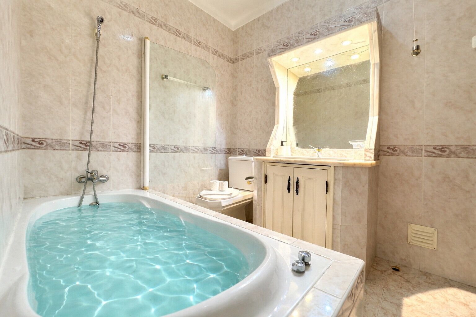 Chuveiro, toalhas de banho