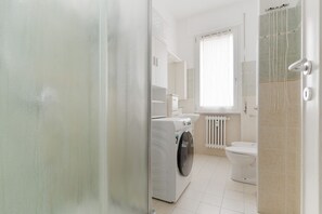 Douche, bidet, serviettes fournies