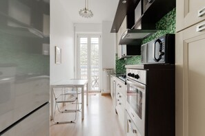 Réfrigérateur, micro-ondes, lave-vaisselle, grille-pain