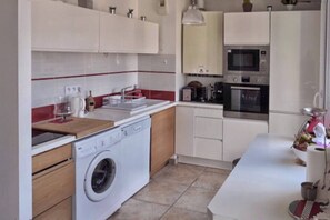 Fridge, microwave, stovetop, dishwasher - Appartement 73m² 2 chambres, parking, vue Lac (Aix-les-Bains)