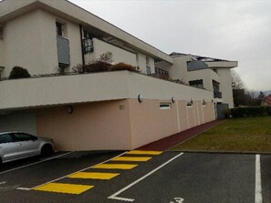 A modern building with a parking area. - Appartement 73m² 2 chambres, parking, vue Lac (Aix-les-Bains)