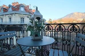 Outdoor dining - Studio 23m², en hyper centre-ville, avec balcon (Aix-les-Bains)