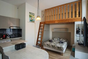 Iron/ironing board, travel cot, WiFi, bed sheets - Studio 25m², en hyper centre-ville (Aix-les-Bains)