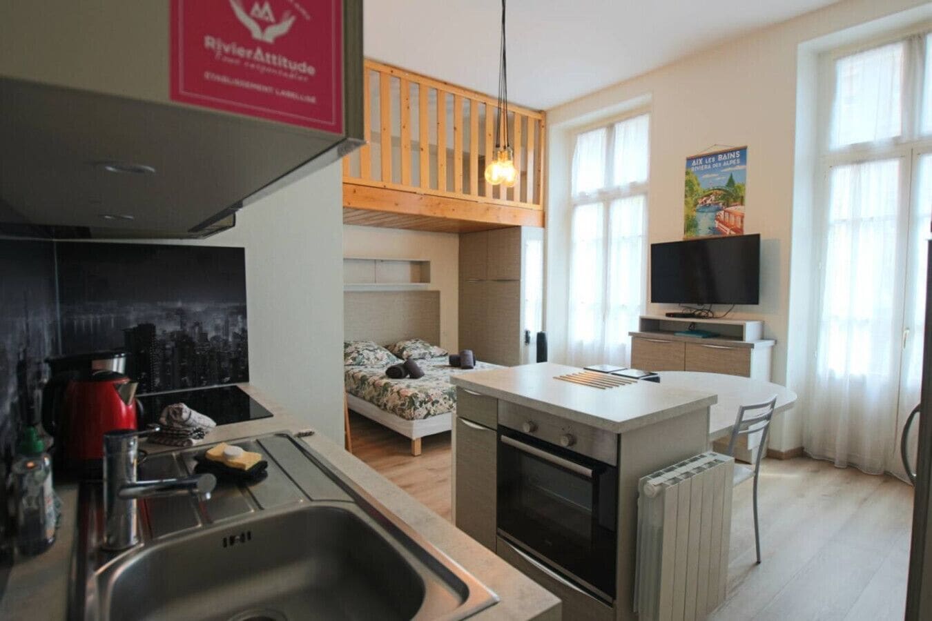 Réfrigérateur, micro-ondes, four, plaque de cuisson