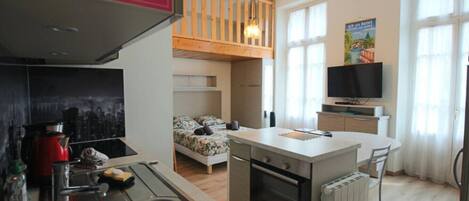 Réfrigérateur, micro-ondes, four, plaque de cuisson