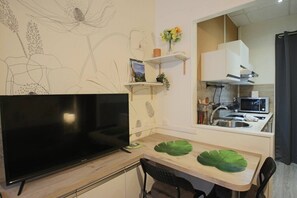 Fridge, microwave, stovetop, coffee/tea maker - Studio 15m², avec terrasse et place de parking (Aix-les-Bains)
