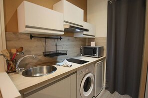 Fridge, microwave, stovetop, coffee/tea maker - Studio 15m², avec terrasse et place de parking (Aix-les-Bains)
