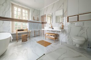 Douche, sèche-cheveux, serviettes fournies, savon