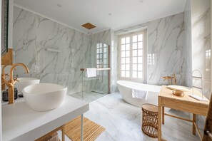 Douche, sèche-cheveux, serviettes fournies, savon